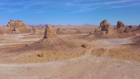 摩哈維沙漠的 trona pinnacles 岩層,在死亡谷附近