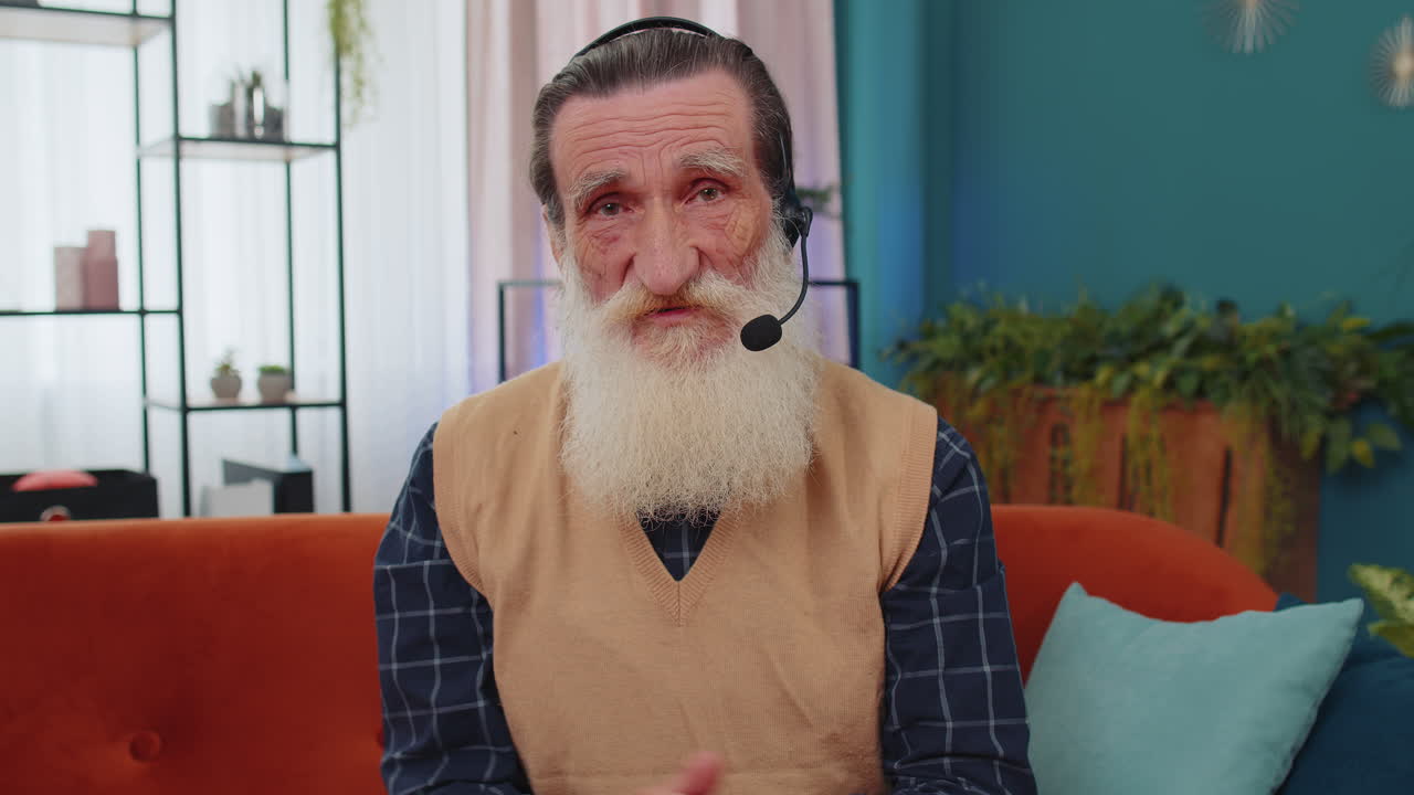 anciano con auriculares, trabajador independiente, operador de un centro de llamadas o de un servicio de apoyo