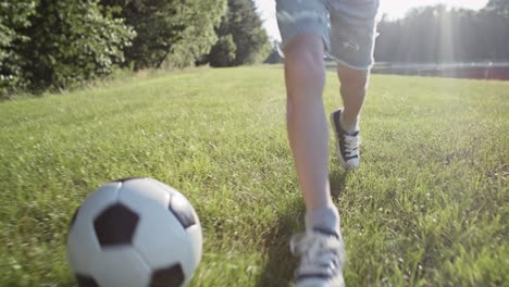 Vídeo-De-Seguimiento-De-Un-Niño-Jugando-Al-Fútbol-En-El-Césped.