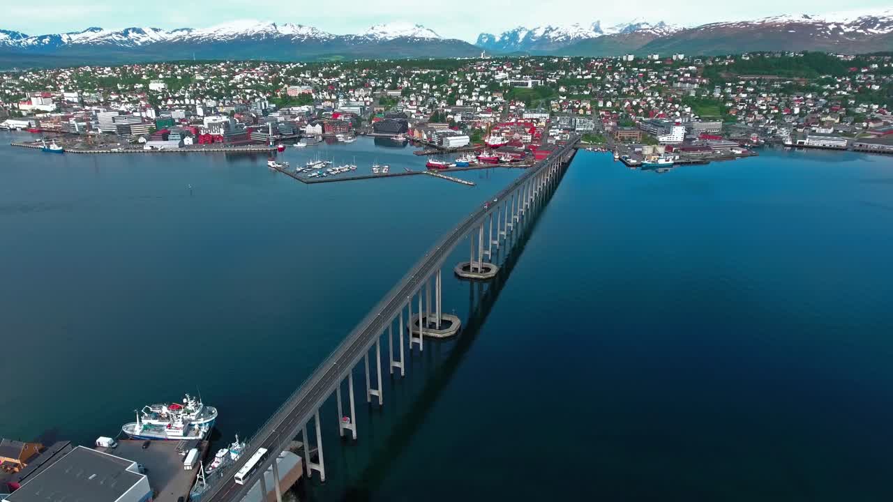 puente de la ciudad de tromsø, noruega imágenes aéreas