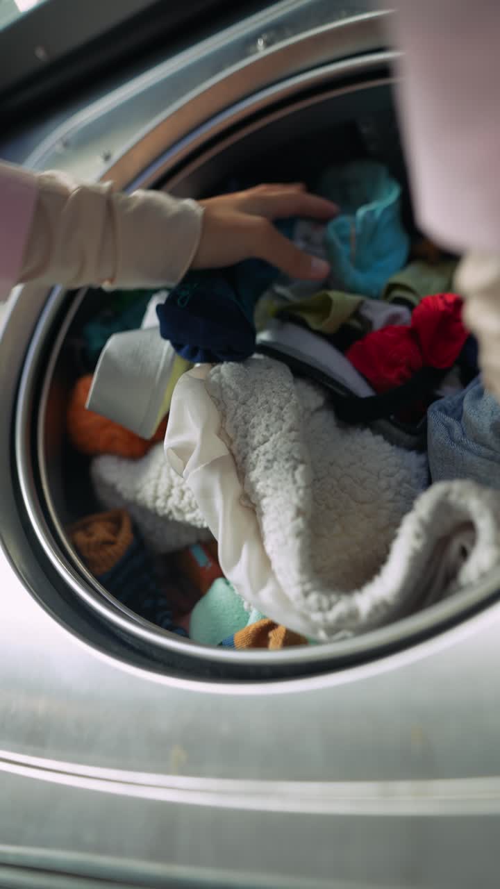 cargar ropa en una lavadora