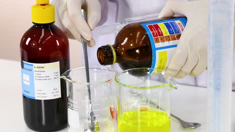 demostración de la reacción química con yodo y soluciones