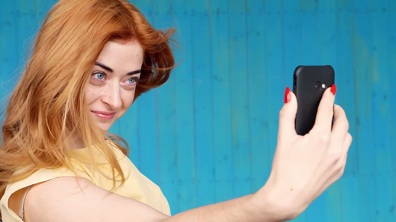 Mujer haciendo un selfie