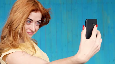 mujer tomando una selfie