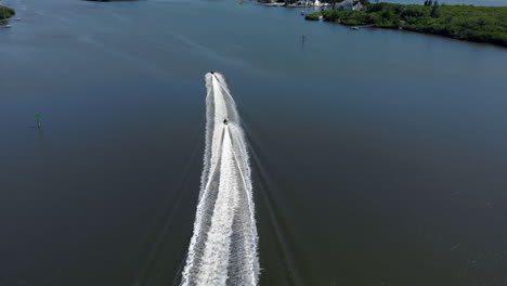 Toma-Aérea-De-Motos-Acuáticas-En-La-Laguna-Del-Río-Indio-En-Florida