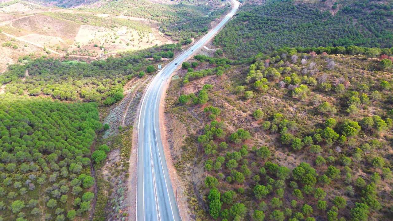 vista aérea de una carretera solitaria a través de un paisaje accidentado, 4k