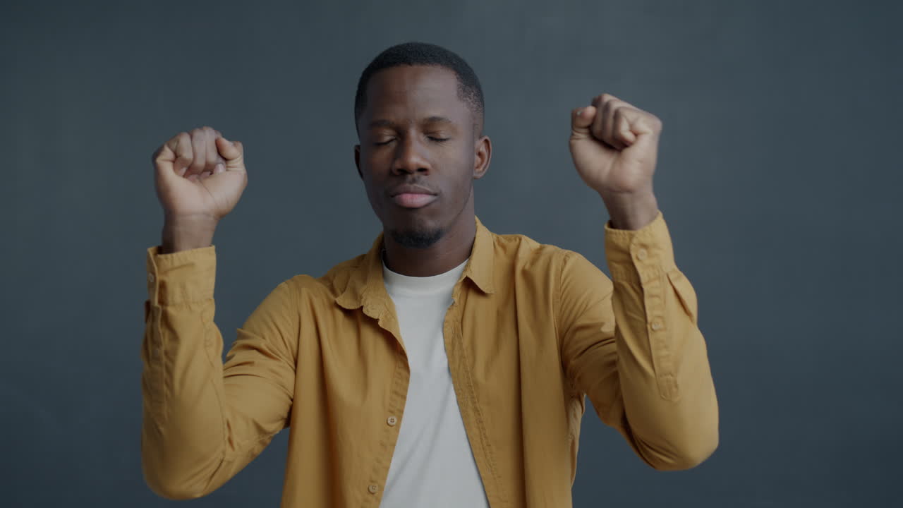 hombre feliz bailando