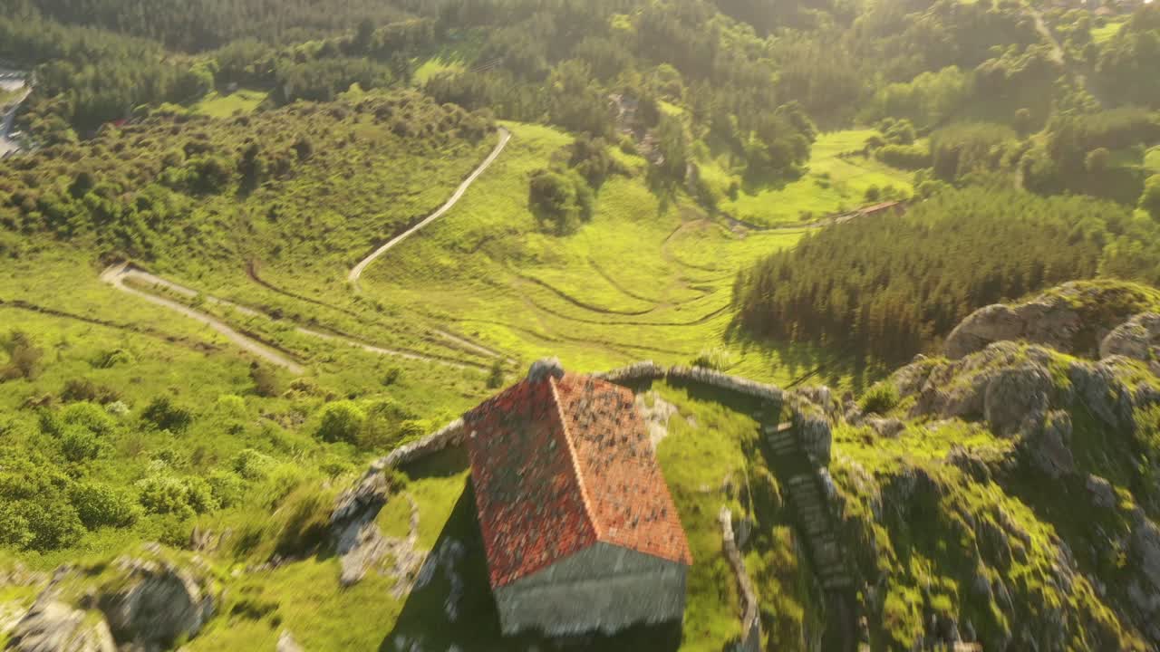 바스크 지방의 아우레스티아에 있는 산 정상에 있는 산타 유페미아의 은둔자의 공중 무인 항공기 전망