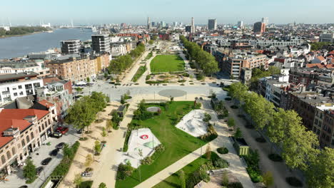 Parque-Elevado-De-Drones-En-El-Distrito-Zuid-De-Amberes-Con-El-Río-Schelde-Durante-El-Día-Soleado