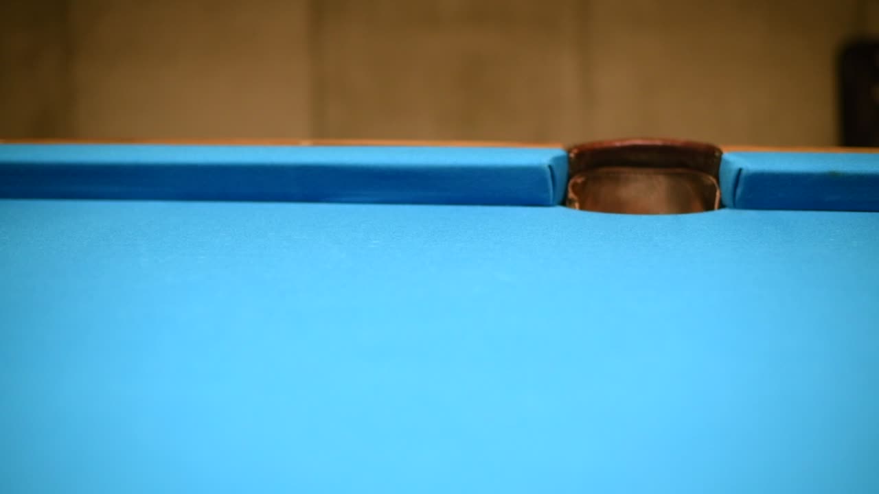 Making the eight ball in the side pocket in american pool billiard