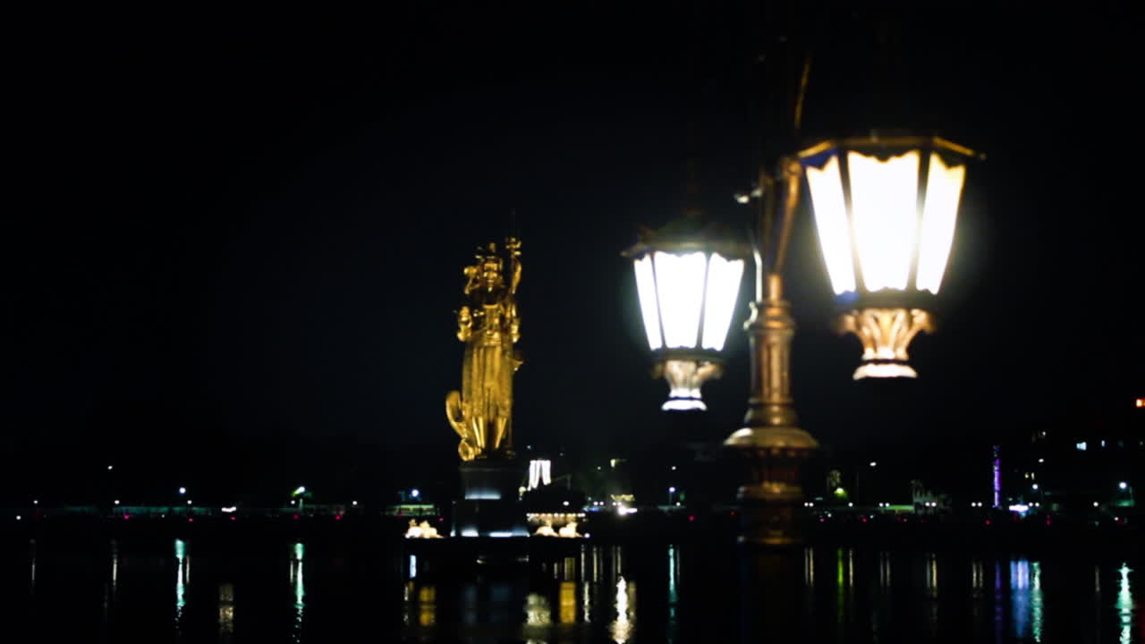 Sur Sagar Lake Vadodara glowing at night with classic street lamps and a golden Shiva statue in distance. Perfect for travel, culture, and heritage visuals from Gujarat, India