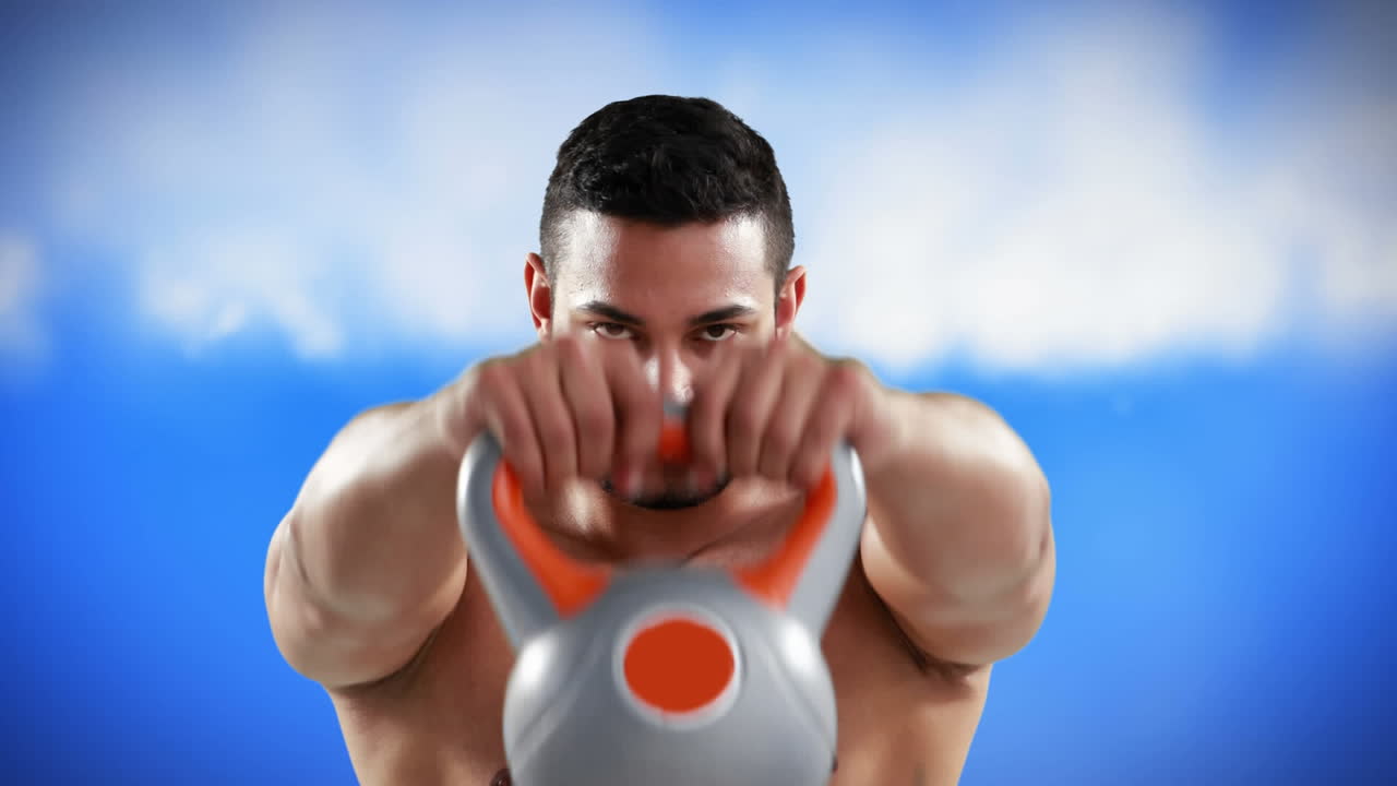 보디빌더가 무게를 들어 올리는 것