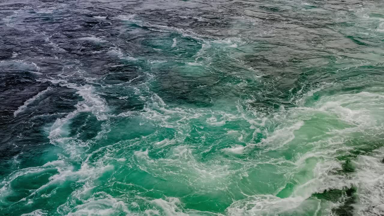 Волны воды реки и моря встречаются друг с другом во время прилива и отлива.