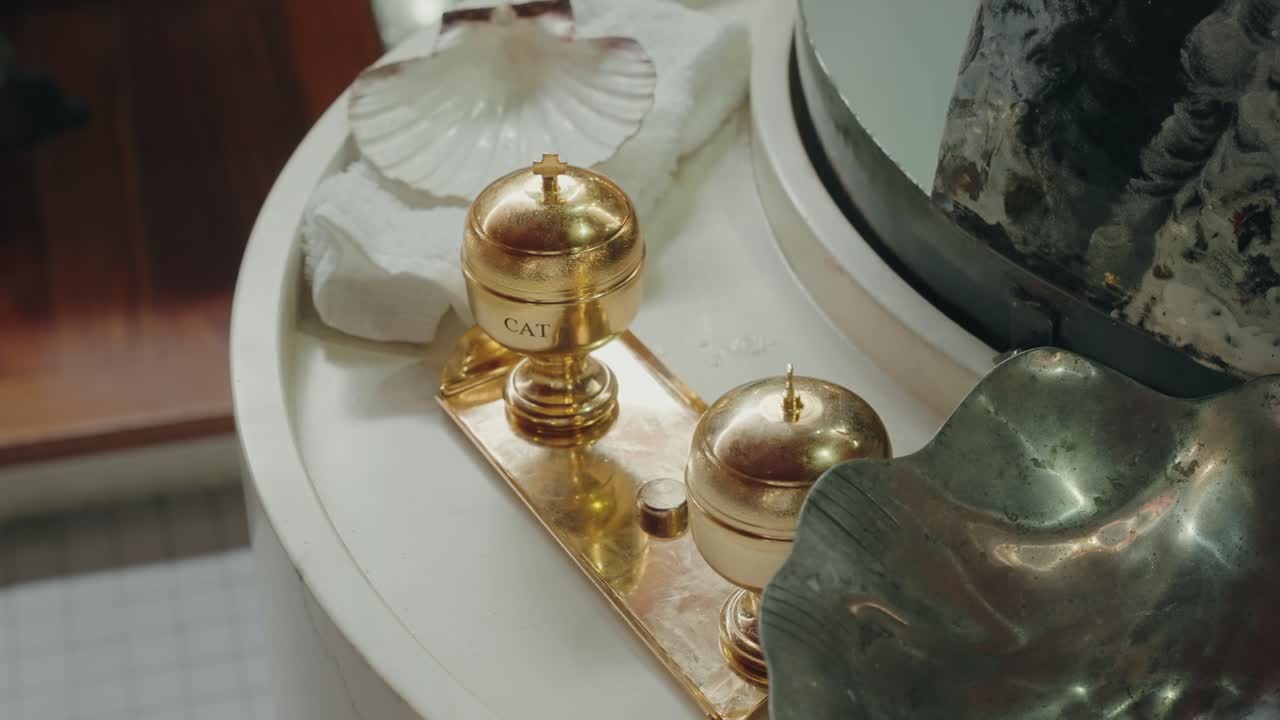 세례 의식에 사용되는 세례반 위에 놓인 황금 성유 용기와 조개껍데기