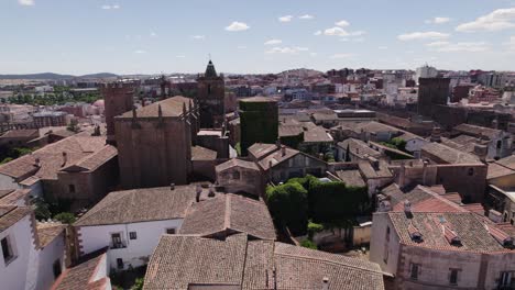 vue aérienne en orbite autour de l'église catholique de san mateo sur la ligne d'horizon du paysage urbain en terre cuite espagnole colorée