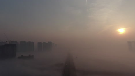 Una-Nueva-Ciudad-En-La-Neblina-Donde-Sale-El-Sol