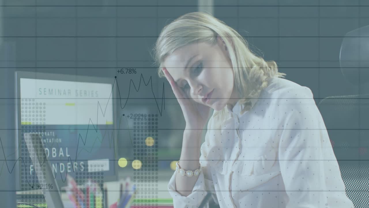 animación del procesamiento de datos financieros sobre una cansada mujer de negocios caucásica