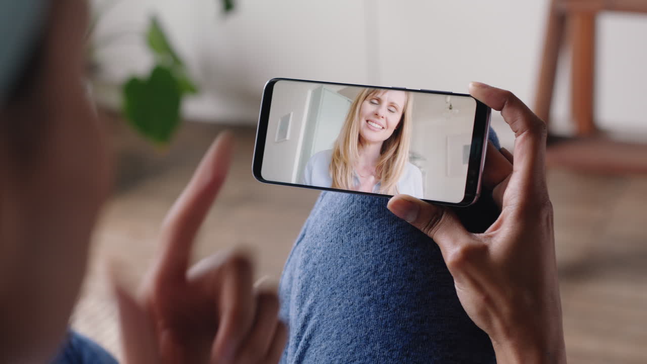 mujer sorda mujer que usa un teléfono inteligente video chateando con su mejor amiga comunicándose con lenguaje de señas gestos con las manos disfrutando de la comunicación en línea