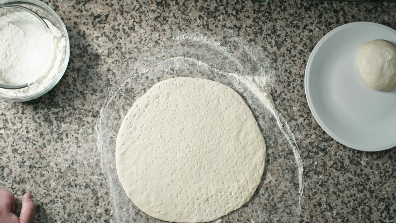 피자를 위해 반죽 롤러를 사용하는 것