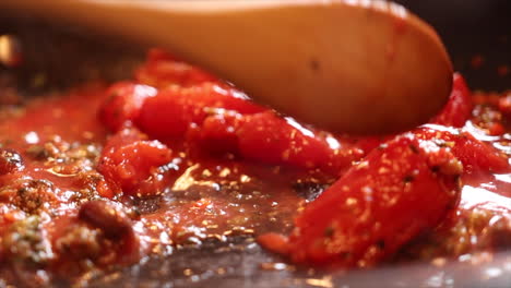 fotografía de cerca de la cocción de tomates italianos en una sartén