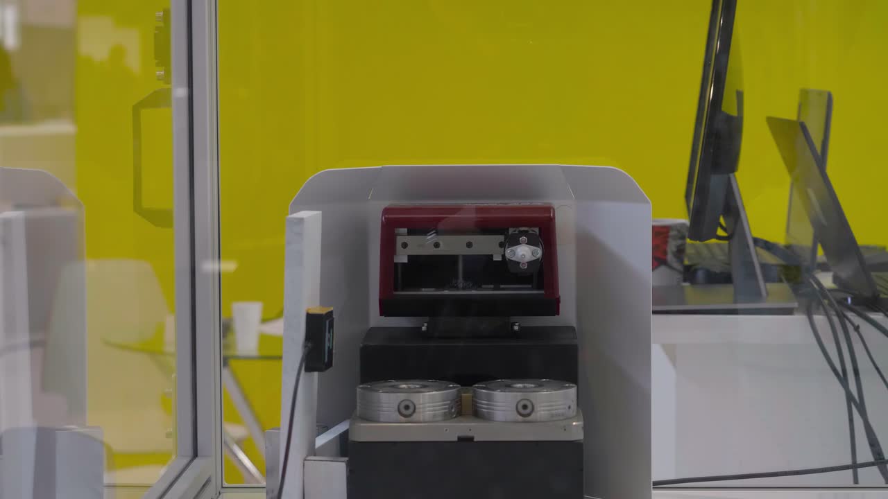 macchina industriale in un ambiente di laboratorio