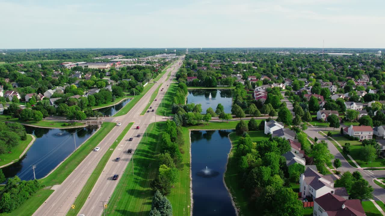 hermoso aire plainfield illinois estados unidos aire sobre casas residenciales comunidad al atardecer - hora punta en el verano de 2023