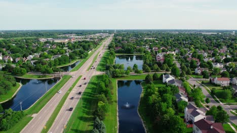 Wunderschöne-Luftaufnahme-Von-Plainfield,-Illinois,-USA,-Luftaufnahme-über-Wohnhäusern-Bei-Sonnenuntergang---Hauptverkehrszeit-Im-Sommer-2023