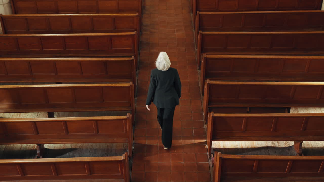 고령 여성, 교회 및 장례식에 걸어