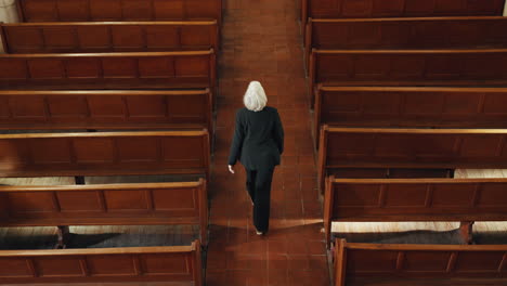 Mujer-Mayor,-Iglesia-Y-Caminando-Al-Funeral