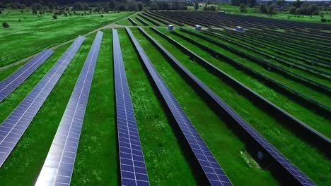 Erneuerbares-Kraftwerk-Mit-Sonnenkollektoren.-Drohnenansicht-Des-Solarparks