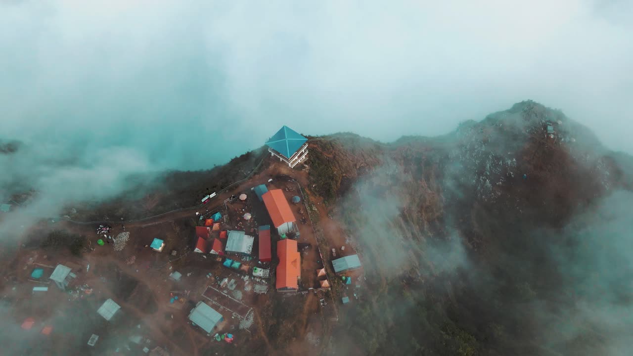 vista aérea de la niebla sobre la montaña durante la temporada de invierno en nepal