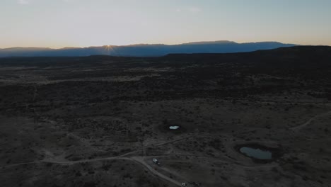 parque de caravanas al amanecer en el paisaje semiárido del desierto en utah, estados unidos