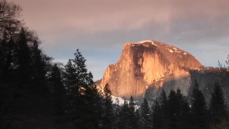 Plano-Medio-Ancho-De-La-Media-Cúpula-De-Yosemite-Durante-La-Hora-Dorada.