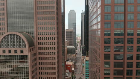 Aufsteigende-Und-Nach-Unten-Geneigte-Aufnahmen-Von-Wolkenkratzern-In-Der-Innenstadt.-Blick-Entlang-Der-Straße-Zwischen-Hohen-Gebäuden.-Dallas,-Texas,-Uns