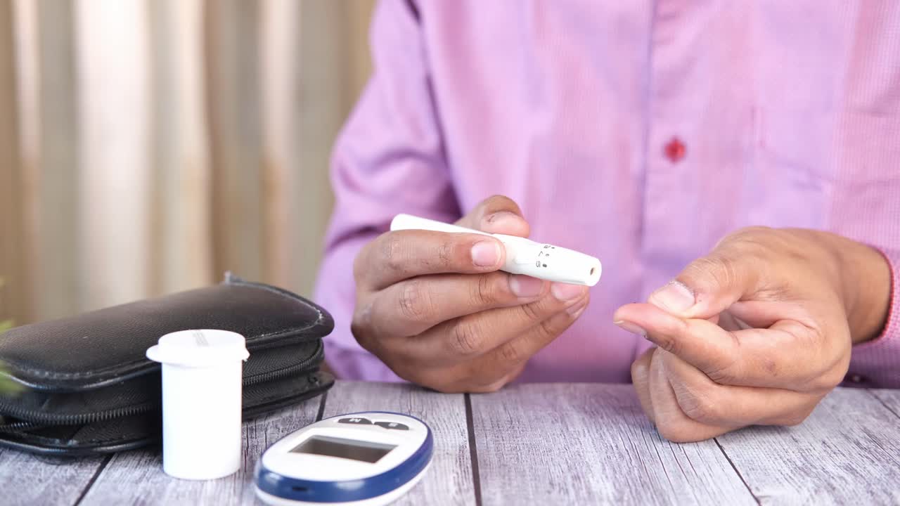 혈당 수치를 확인하는 사람