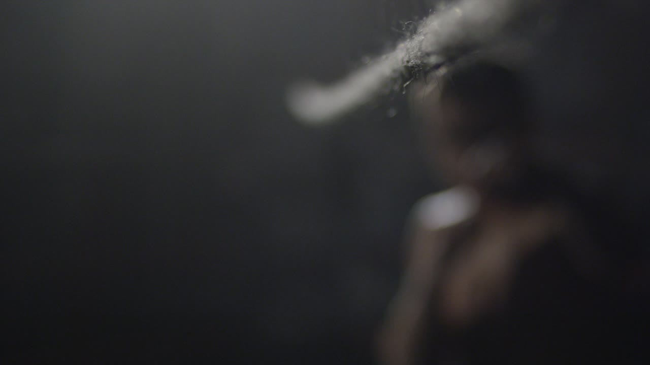 persona en un entorno interior brumoso