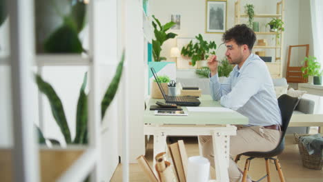 Hombre-De-Negocios-Con-Exceso-De-Trabajo-Distraído-Mientras-Trabaja