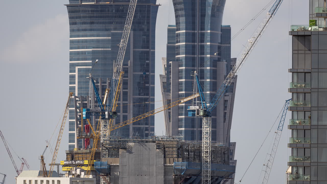 Timelapse van kranen die werken op een moderne bouwplaats in de stad.