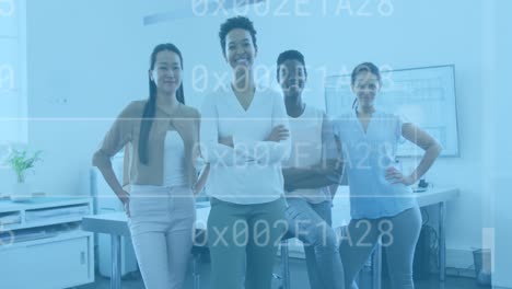 animación del procesamiento de datos sobre diversas personas de negocios sonriendo en la oficina