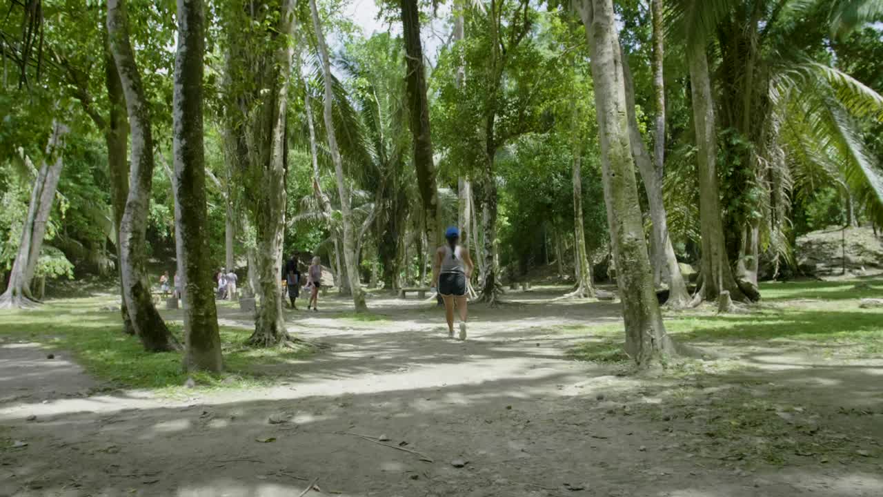niña caminando en la selva del templo de la ruina maya