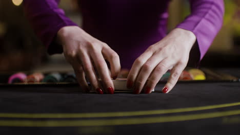 crupier barajando cartas de póquer.