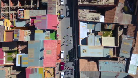 vista aérea de personas desfilando por las calles celebrando el carnaval en potosi, bolivia