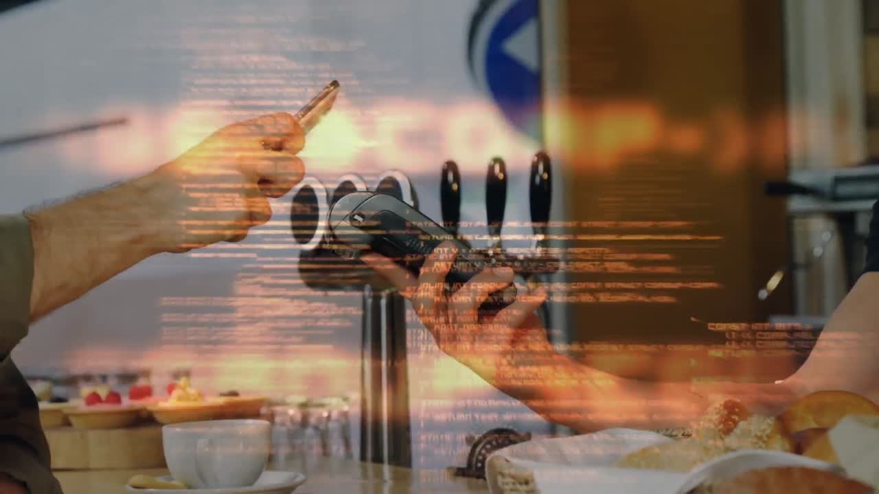 스마트폰을 사용하여 결제를 하는 남자의 중간 섹션에 대한 데이터 처리