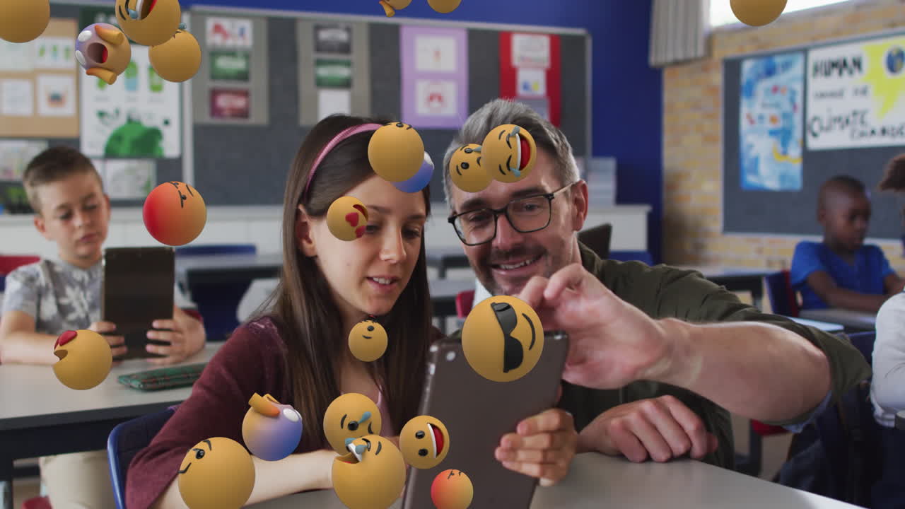 animación de emoticones sobre diversos maestros masculinos ayudando a las niñas a usar la tableta digital en el aula