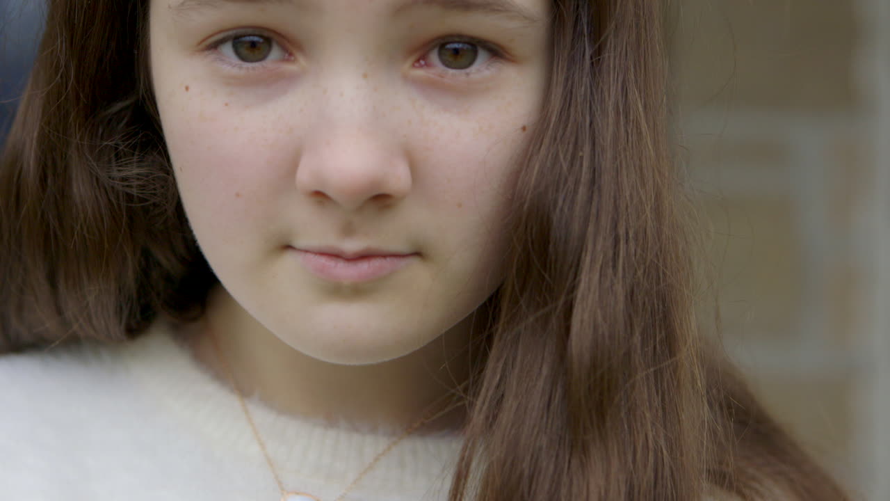 달콤한 10대 소녀가 큰 갈색 눈과 슬픈 얼굴로 카메라를 올려다보고 가까이