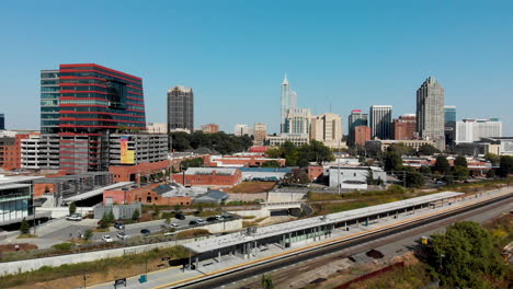 Tiro-De-Drone-Ascendente-Del-Centro-De-Raleigh,-Carolina-Del-Norte