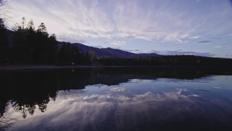 escena de otoño mirando a través del lago en la colorida puesta de sol en el lago mcdonald en montana
