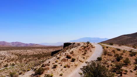 vistas aéreas del suroeste con senderos y caminos secundarios revelados en el suroeste de ee.