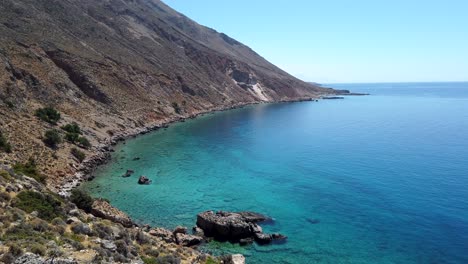 Vista-Panorámica-Del-Encuentro-Entre-Las-áridas-Montañas-Cretenses-Y-Las-Aguas-Turquesas-Del-Mar-Libio