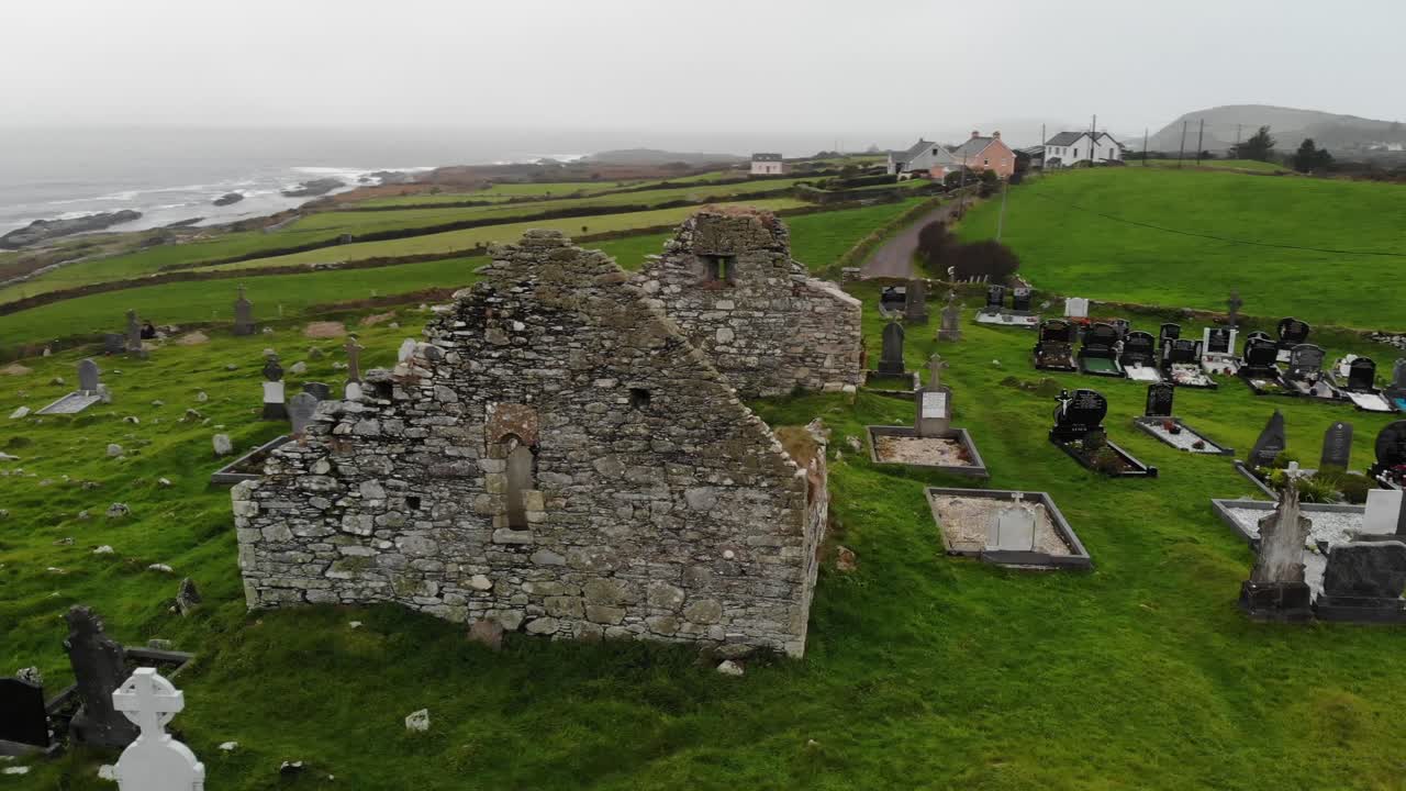 오래된 묘지 의 공중 사진